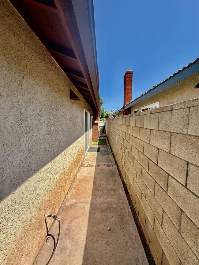 Building Photo - 3466 Siskiyou Cir