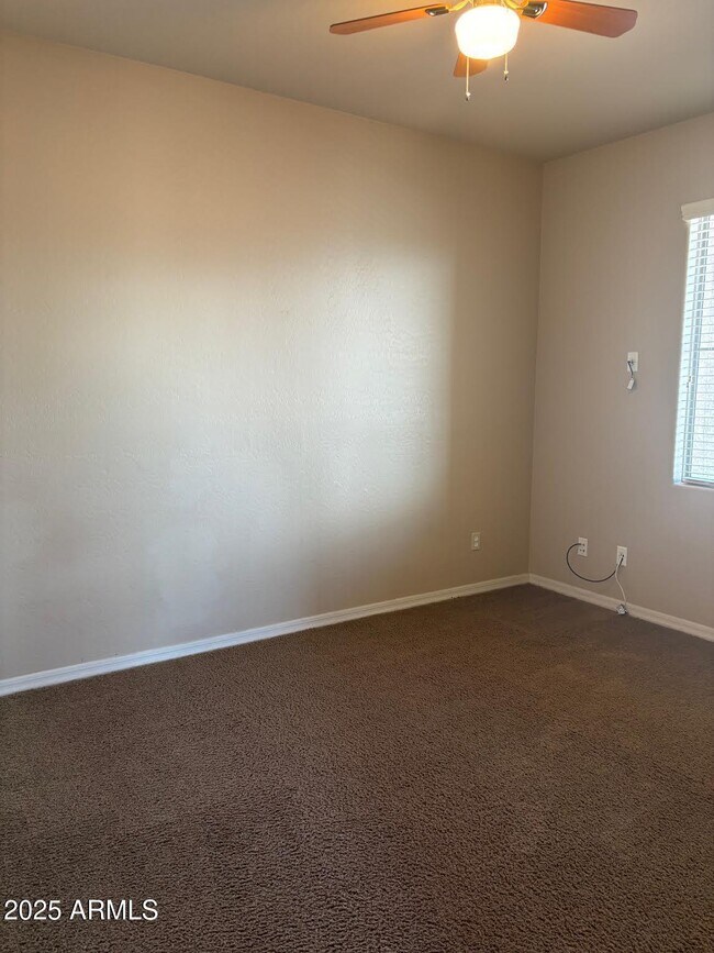 Building Photo - 5623 W Huntington Dr