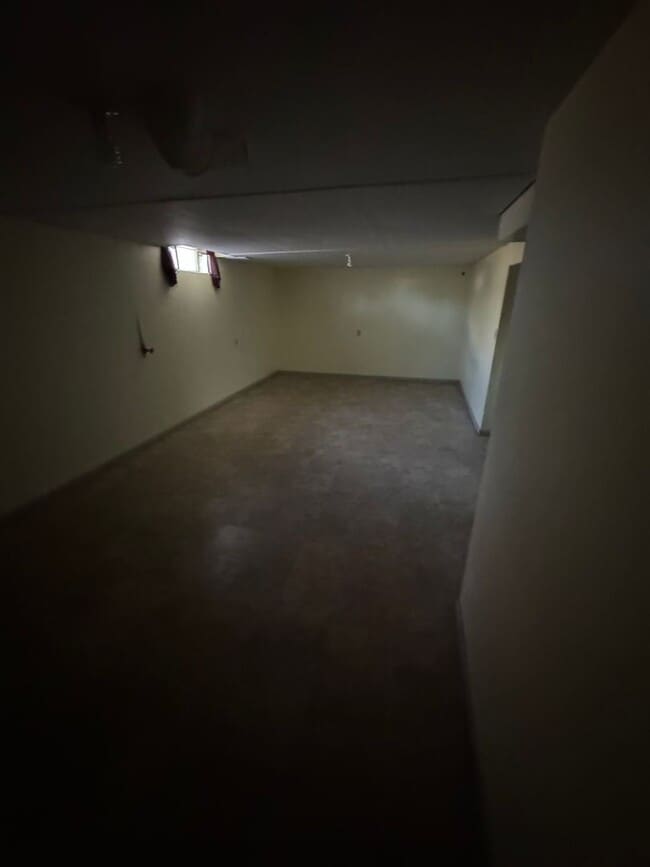 Building Photo - $1250 - 3 bed 2 bath - Single Family Home