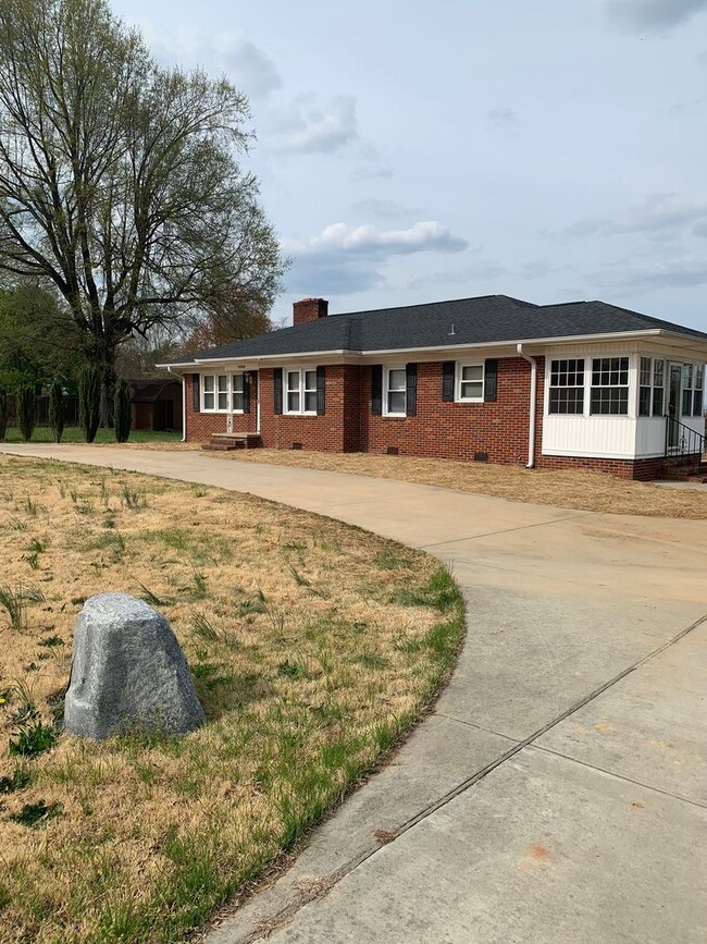 Building Photo - Country Living with City Convenience!