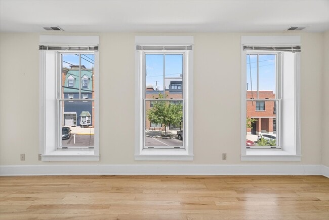 Building Photo - 114 E 6th St