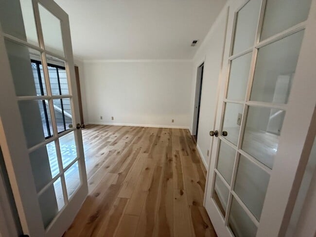 Building Photo - Beautiful Townhome in the Heart of Pleasanton