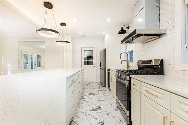 Building Photo - 200 W Paces Ferry Rd NW