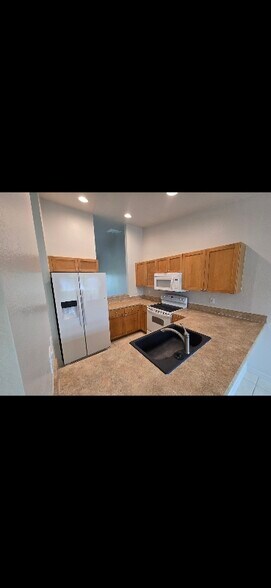 Building Photo - 518 SE 5th Pl