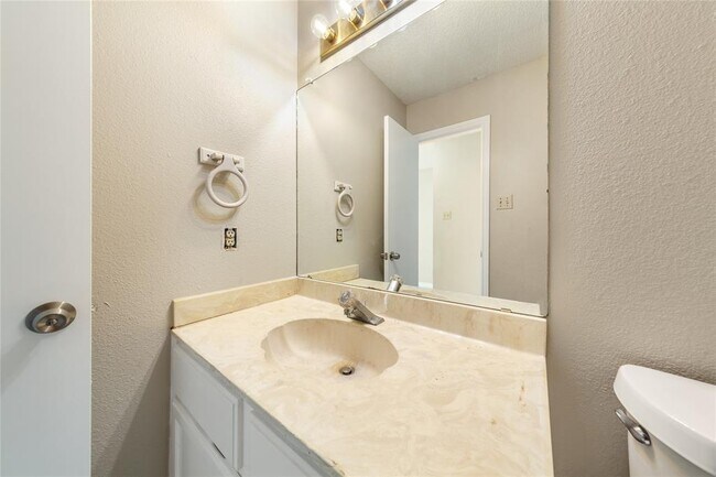 Building Photo - 2608 Gwendolyn Ln