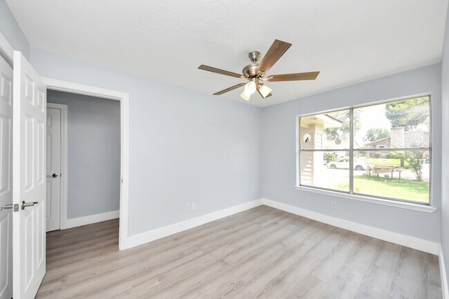 Building Photo - 10171 NW Park Dr