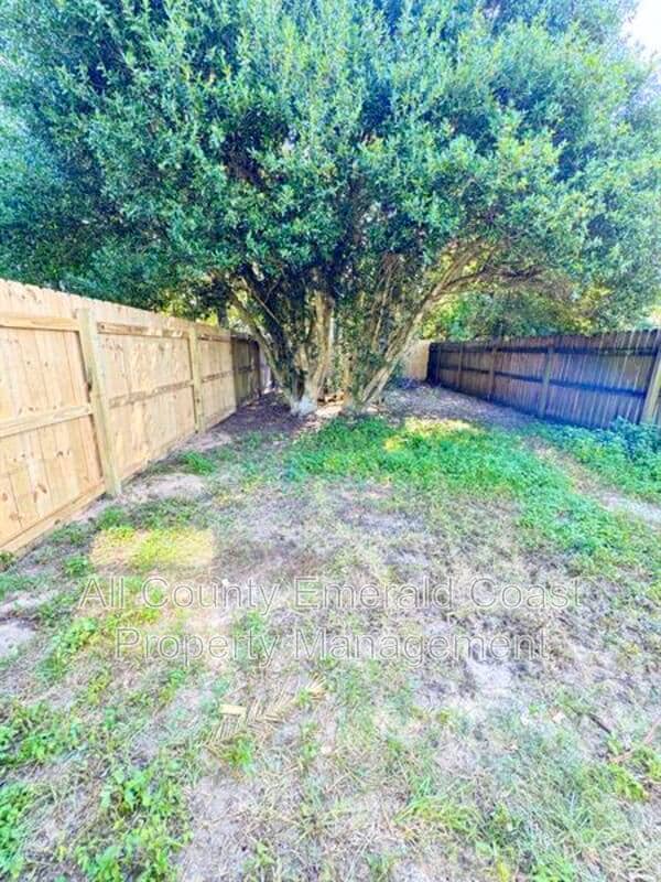 Building Photo - 875 Fairview Dr