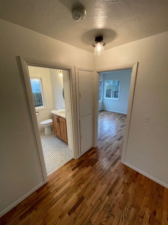 Building Photo - AVAILABLE NOW!!! Spacious 2bd/1ba House w/...