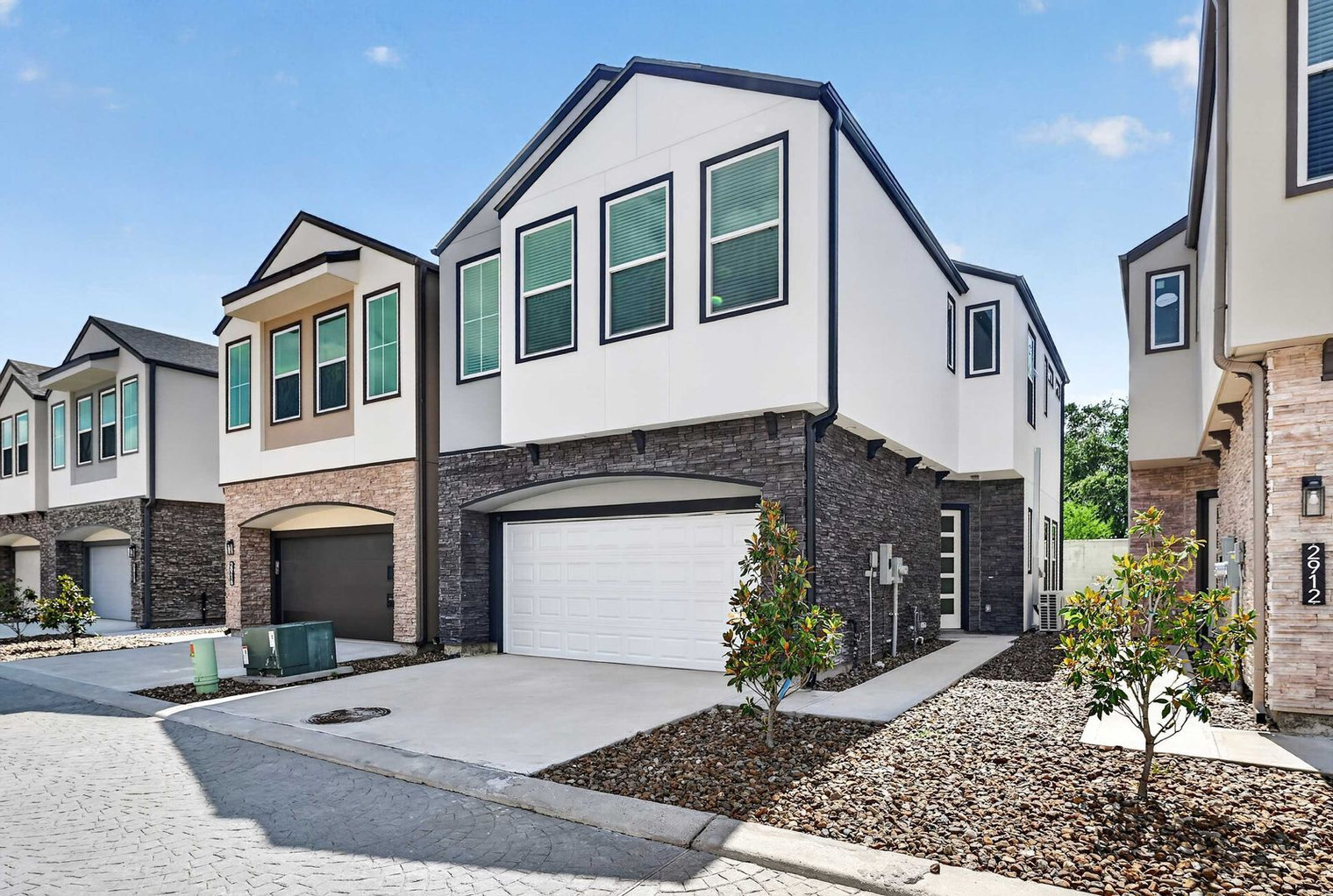 Building Photo - 2914 El Fenice Ln
