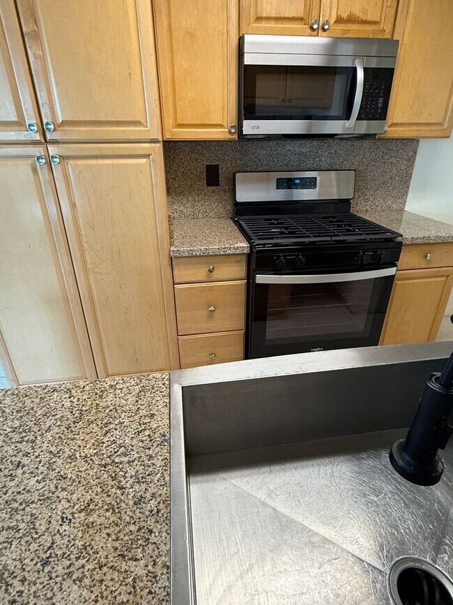 Building Photo - Beautifully Updated 2 Bed, 1 Bath Townhome-Style Condo in Auburn Greens!