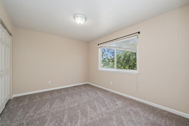 Building Photo - 698 Eagle Dr