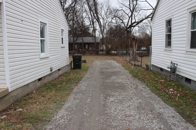 Building Photo - 713 Ann Ave
