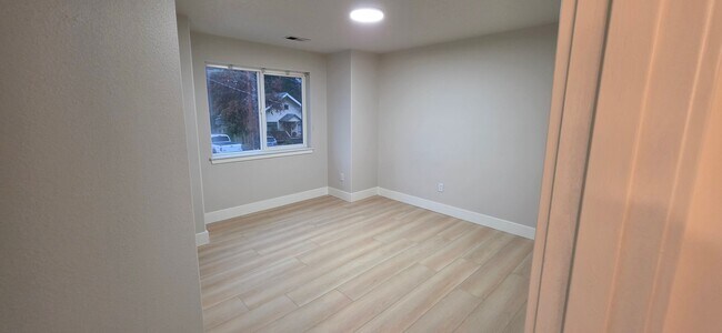 Building Photo - 4904 SE Bybee Blvd