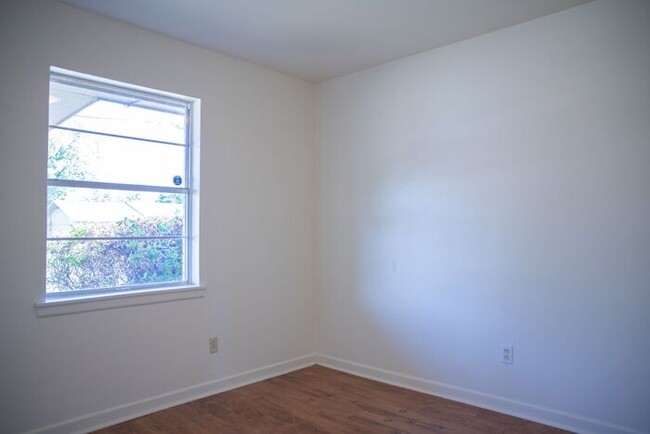 Building Photo - Available Now! 3 Bedroom 2 Bath Near TJC!