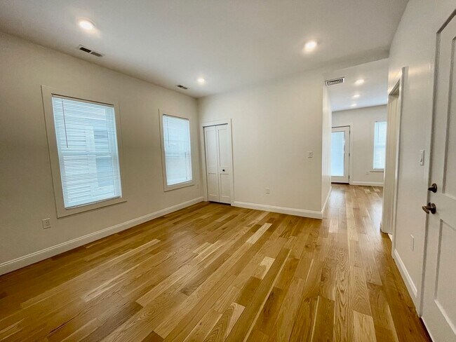 Building Photo - 309 Chelsea St