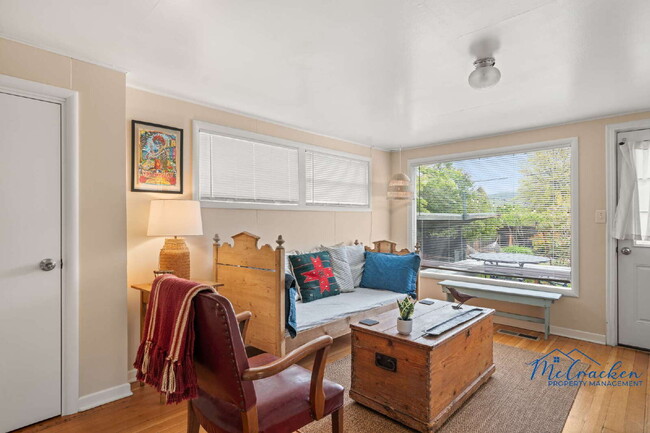 Building Photo - Charming 2-Bedroom Cottage with Modern Com...