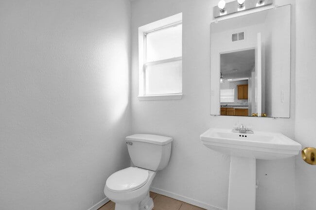 Building Photo - Cozy 3 bedroom 2 bath home in East El Paso! Special- No admin fee!