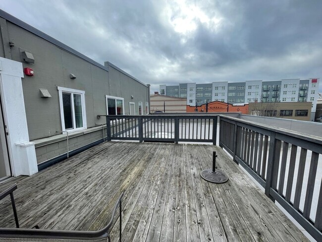 Building Photo - FURNISHED 1 BEDROOM 1 BATH APARTMENT  - BREMERTON