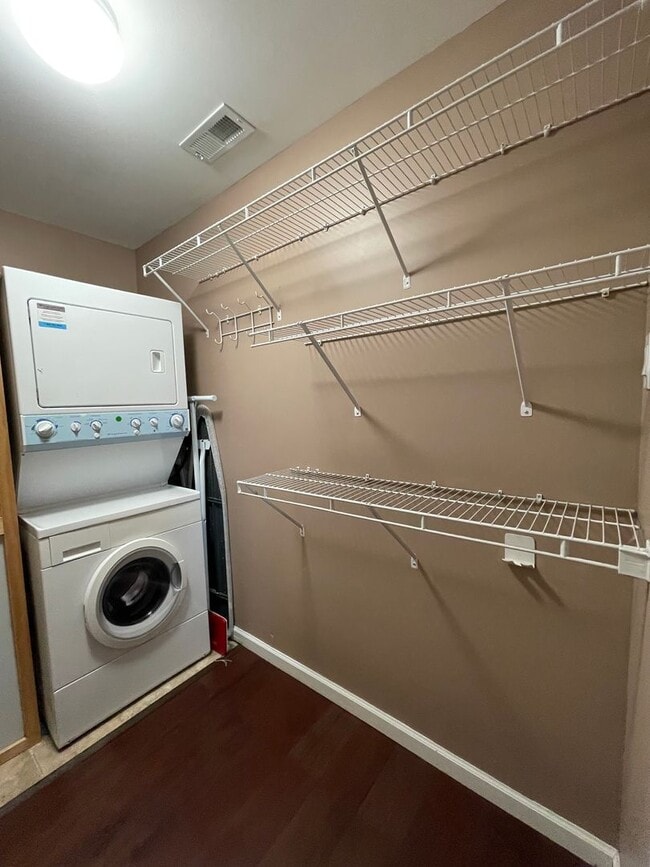 Building Photo - COMING IN AUGUST! Attractive Condo, Lots o...