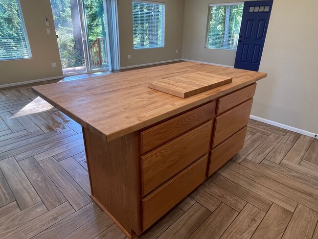 Building Photo - Newer Double Bluff Home In The Woods!