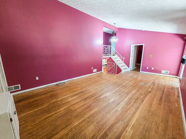 Building Photo - 305 Hillsboro Dr