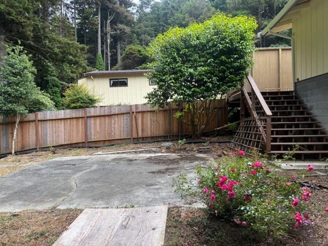 Building Photo - Well located, 4/2, Redwood views