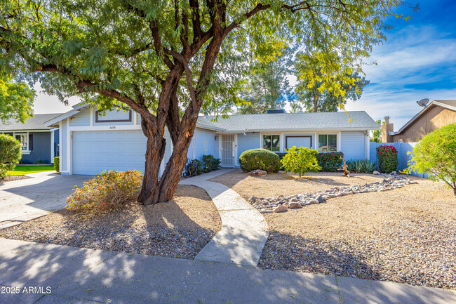 Primary Photo - 6819 E Grandview Dr