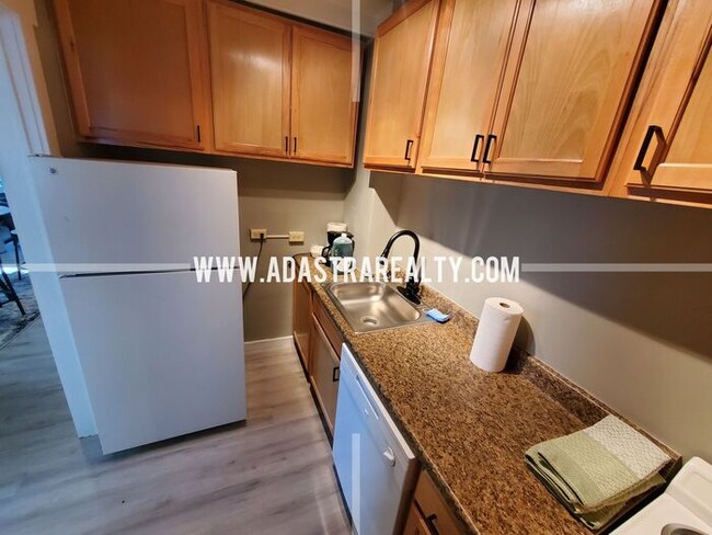 Building Photo - 1 Bedroom Apartment in Westport-Available ...