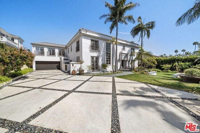 Building Photo - 910 N Crescent Dr