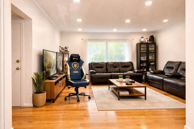 Building Photo - 166 Lake Shore Rd