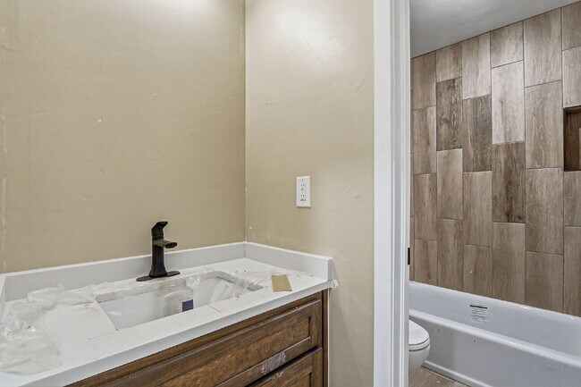 Building Photo - 2-bedroom, 1-bath brand new apartment in 79924