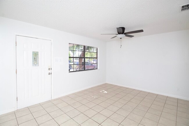 Building Photo - 107 St Pierre Ln