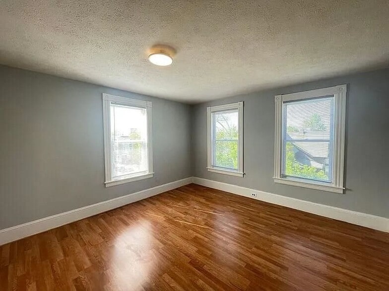 Building Photo - 231 Laurel, 3