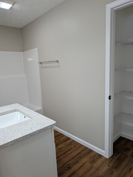 Guest Bathroom - Large Unit - The Fairway at Waters Edge