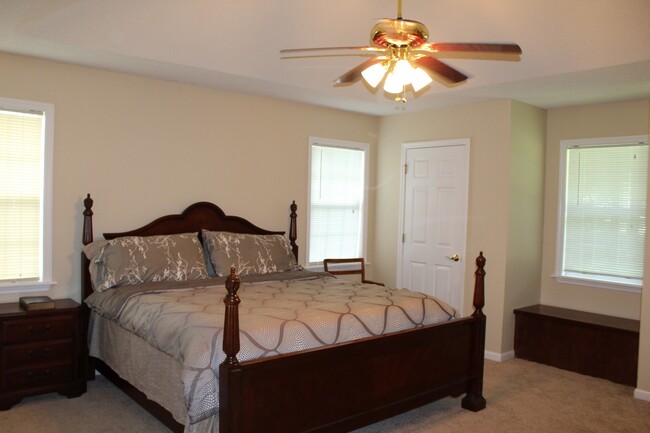 Building Photo - Exquisite 3BR/2BA Home Minutes from Moody AFB with Luxurious Features!