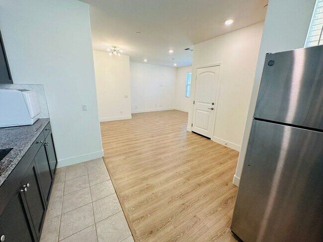 Building Photo - 10964 Roble St