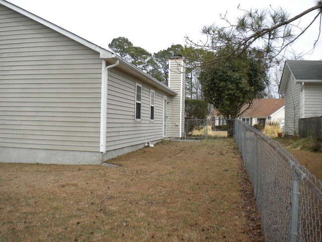 Building Photo - 813 S Dogwood Ln