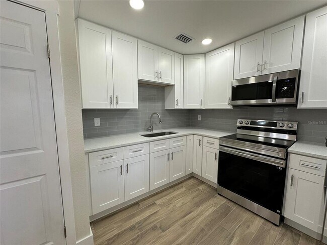 Building Photo - 6013 Fortune Pl