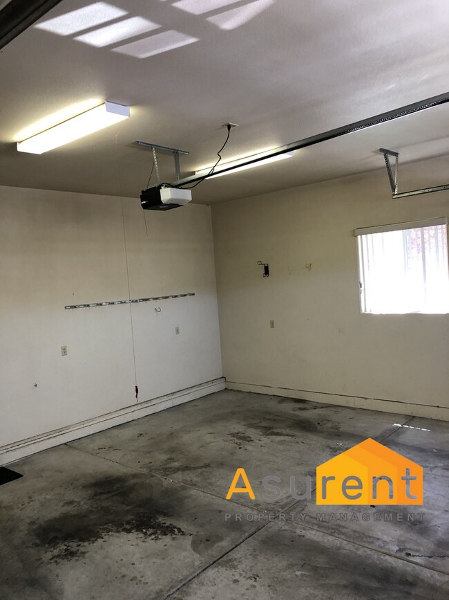 Building Photo - Great Home in Wonderful Neighborhood Avail...