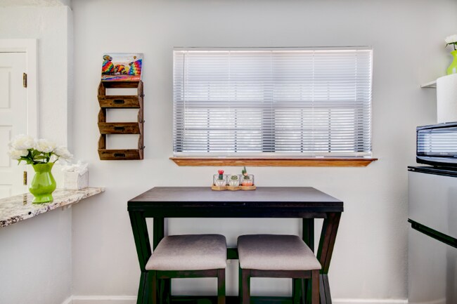 Building Photo - 410 Harvard Dr SE