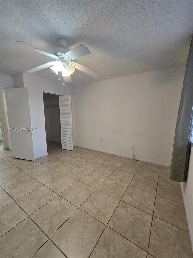 Building Photo - 4832 N State Rd 7