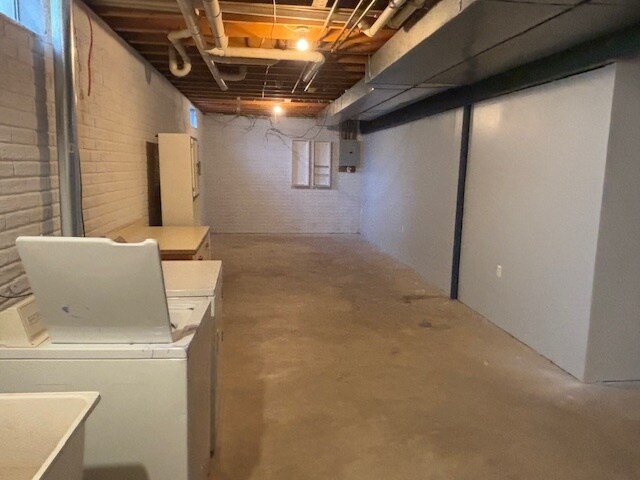 Building Photo - 3465 La Salle Dr