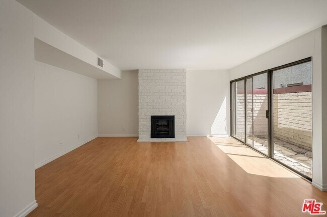 Building Photo - 1805 S Barrington Ave