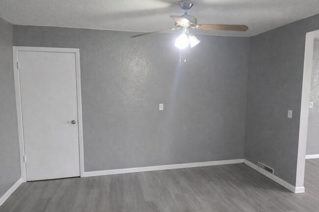 Building Photo - Renovated Private Suite | 900+ Sq Ft | All Utilities Included | Private Entrance | Columbus KS