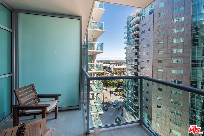 Building Photo - 13700 Marina Pointe Dr