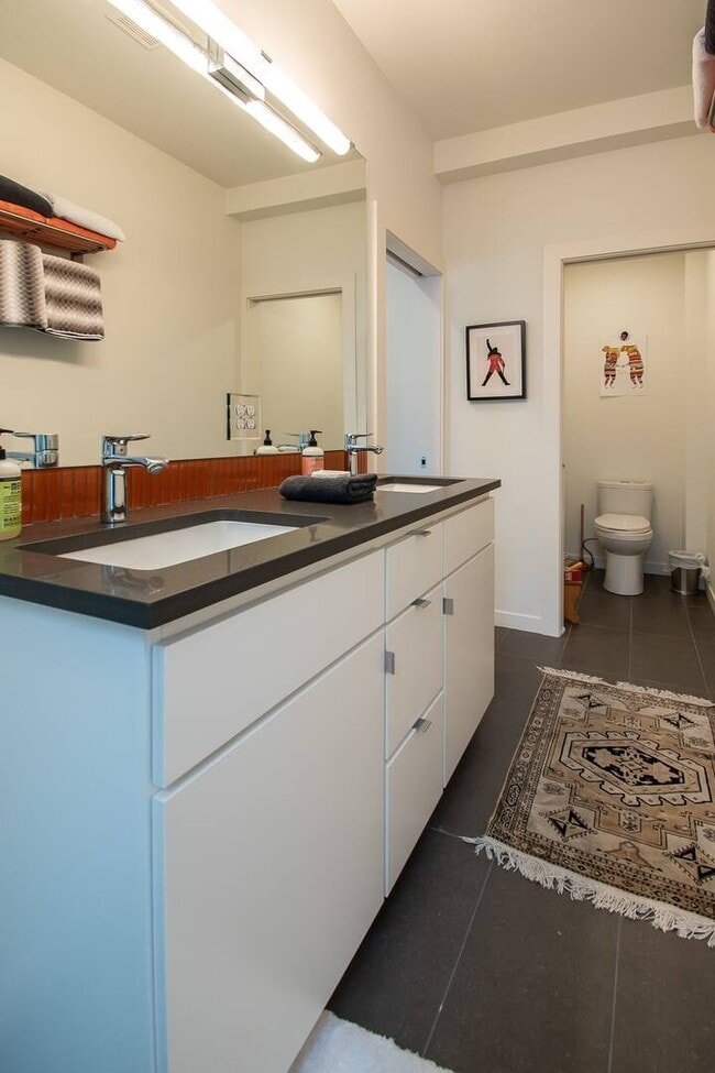 Building Photo - 463 14th Ave