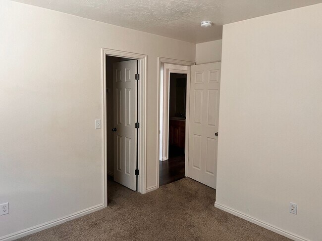 Building Photo - Charming 3-bedroom Home