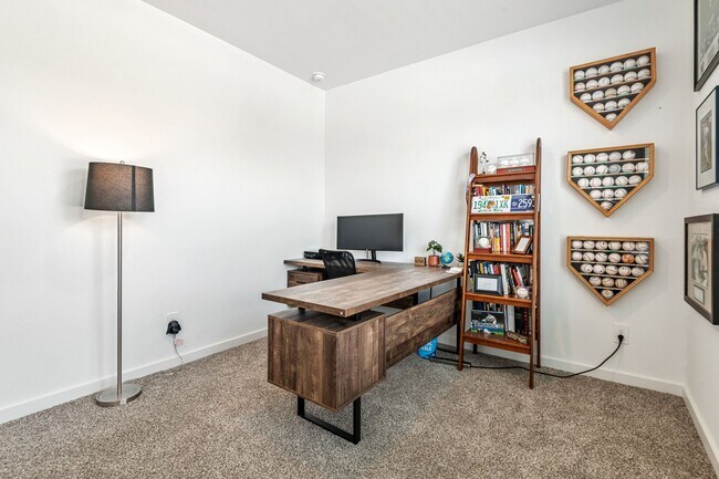 Building Photo - 560 Newcomb Holw Dr