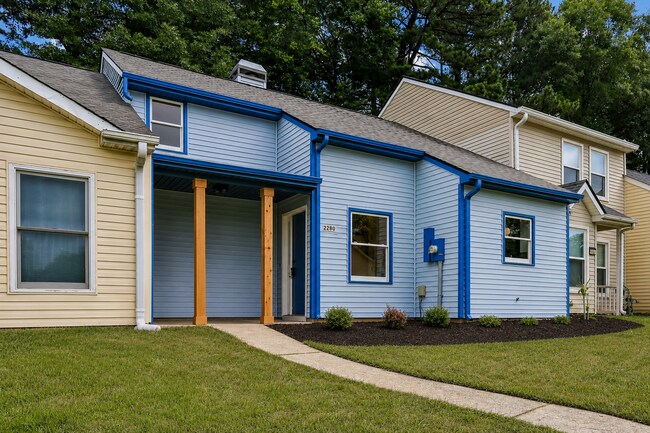 Building Photo - Newly Renovated 3BR/2BA Townhome!