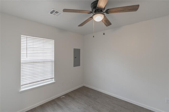 Building Photo - 566 Parkhill Cir